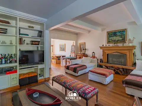 Chalet en el tradicional barrio Los Troncos.