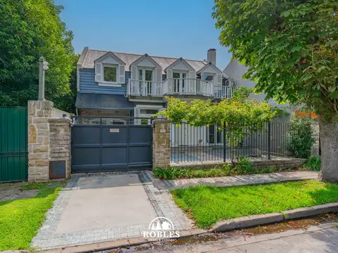 Chalet en el tradicional barrio Los Troncos.