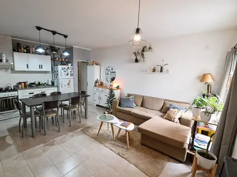 Casa 2 dormitorios con cochera barrio Rivadavia