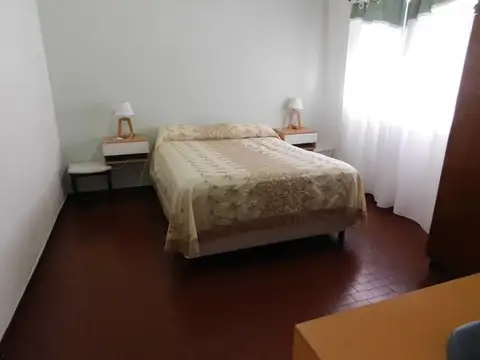 Excelente propiedad:  local 200 m2. y dos deptos. 3 amb c/u