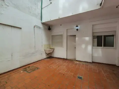 TIPO CASA AL FRENTE CON PATIO– ORIENTACION “NORTE” MUY BUEN ESTADO– SIN EXPENSAS - A 1 CUADRA DE AV NAZCA – CENTRO COMERCIAL Y LINEAS DE COLECTIVOS