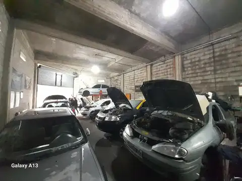 Venta de galpón (losa) con espacio libre