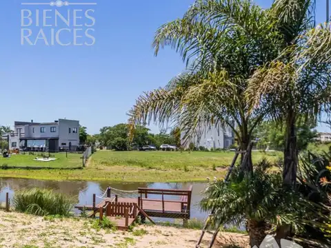 Casa en dos plantas a la laguna en El Canton