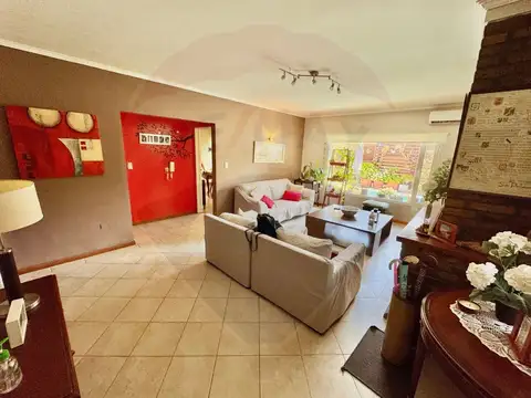 Casa 6 ambientes con 4 baños
