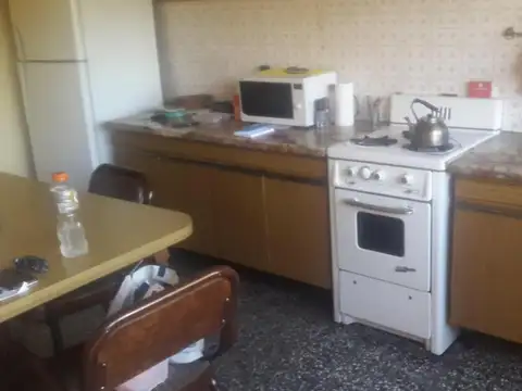 CASA DE 4 AMB EN LOTE PROPIO PATIO Y COCHERA OPORTUNIDAD