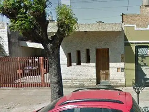 CASA DE 4 AMB EN LOTE PROPIO PATIO Y COCHERA OPORTUNIDAD