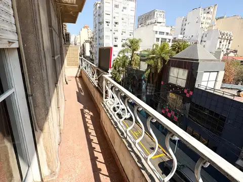 Alquiler Departamento 4 Ambientes. San Nicolas. Amplio. Con balcón. Con vista al Paseo La Plaza