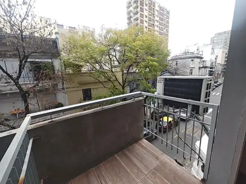 Monoambiente al frente . Con Balcon. Luminoso.