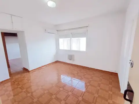 Luminos 2 ambientes piso alto, Vsita abierta muy buen estado a 300 mts de Botanico