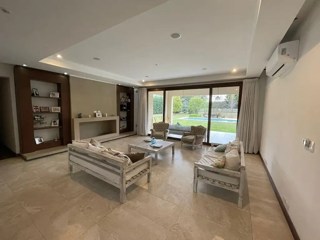 Casa - 262  m² Cubierta | 4 dormitorios | 4 baños | 5 ambientes | 1 cochera | Excelente