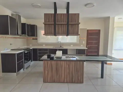 Casa en Alquiler en Countries y Barrios Cerrados en Pilar, USD 2.400