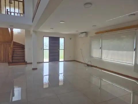 Casa en Alquiler con 3 cocheras