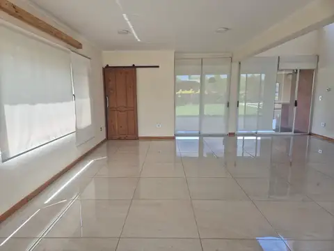 Casa 5 ambientes con 4 baños