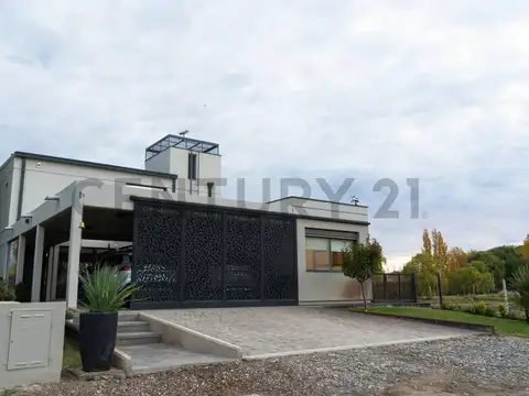 Casa Gerencial frente al Rio B° Rincon del Lago