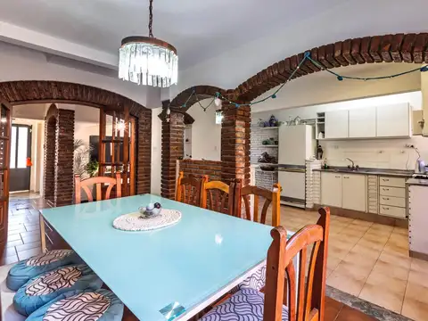 VENTA | PERMUTA - Casa de 2 dormitorios, cochera y patio - Barrio Matheu, Rosario.