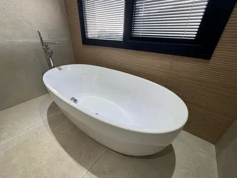 Casa en Alquiler con 6 cocheras