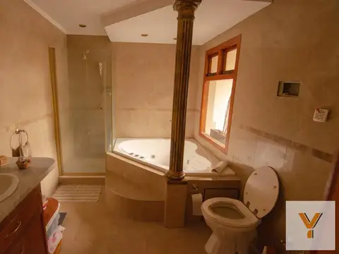 Casa en Venta con 3 cocheras