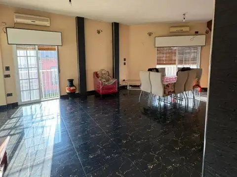 Casa en venta con local sobre avenida en Moreno