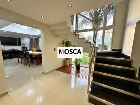 Casa 5 ambientes con 4 baños