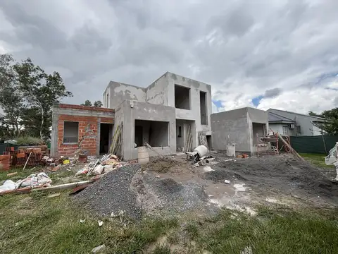 Casa en Venta con 2 cocheras