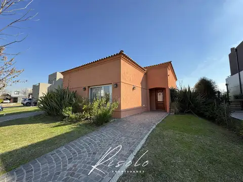 Casa en Venta. 3 dormitorios. Pileta. Parilla. Barrio Cerrado, Escobar