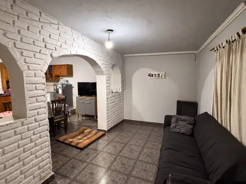 Casa 8 ambientes con 2 baños