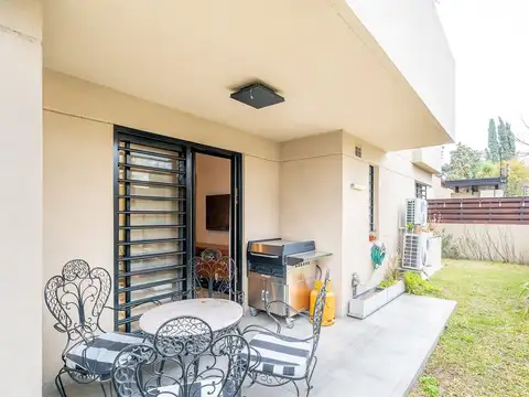VENTA DEPTO 3 AMBIENTES CON COCHERA Y JARDÍN
