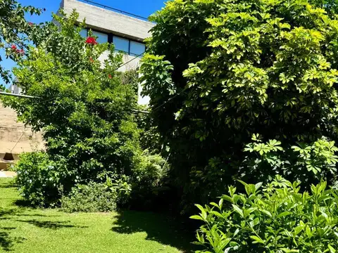 IMPECABLE DEPTO. A MTS AV Y ESTACION RECICLADO A NUEVO! 2 AMB C/JARDÍN DE USO COMUN