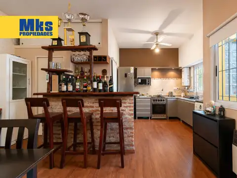 Venta. Ph 8 ambientes. 2 plantas.  Quincho, patio y terraza.