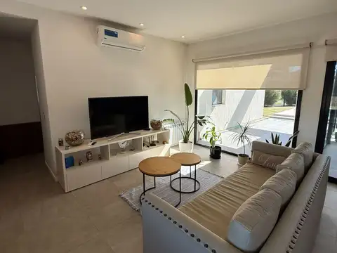 Casa 4 ambientes con 3 baños