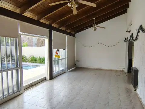 Casa 6 ambientes con 2 baños