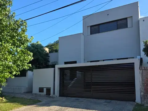 Alquiler de Casa de 3 Dormitorios en B° Los Arquitectos, La Católica, Salta Capital