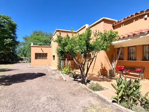 Finca con casa, departamentos y galpón en venta