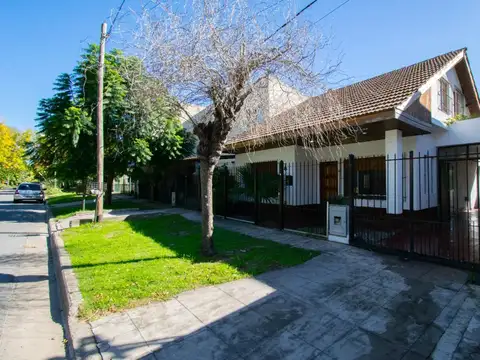 Casa 6 ambientes con 2 baños