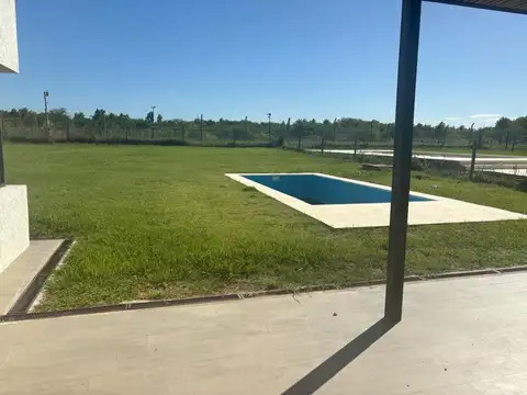 Casa 4 ambientes con 2 baños