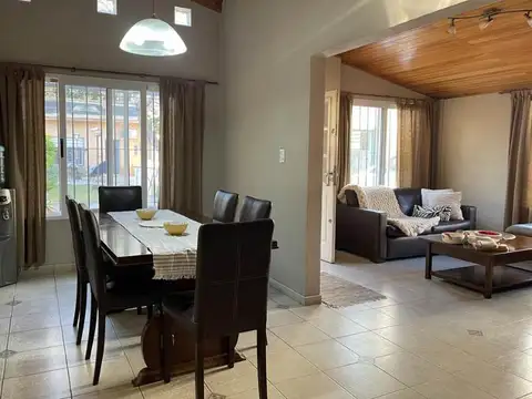 Hermosa casa de 5 ambientes en Berazategui