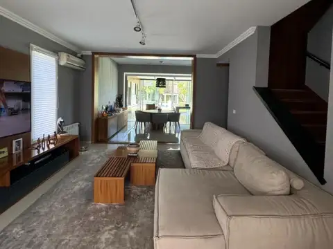 CASA EN VENTA EN CAMPOS DE ÁLVAREZ 6 AMBIENTES | RECICLADA
