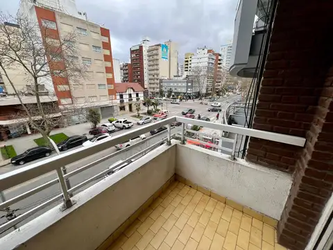 SEMIPISO DE TRES AMBIENTES EN LA PERLA CON BALCON