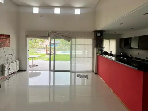 Excelente Casa En Chacras Del Barrio San Vicente 