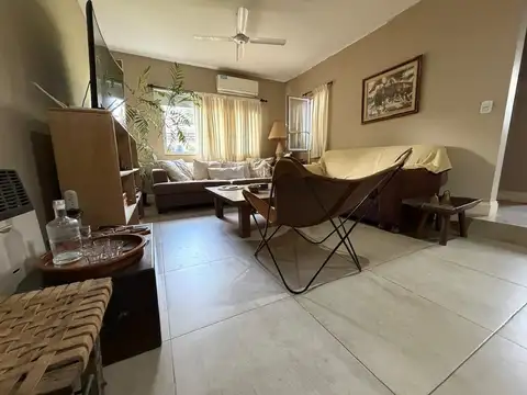 Casa en Alquiler con 2 cocheras