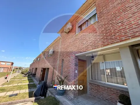 Vivienda de dos dormitorios en entorno verde.