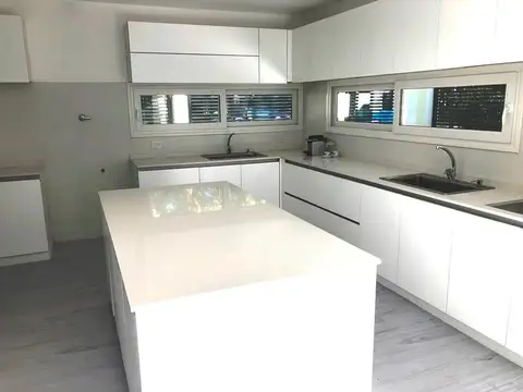 Casa 4 ambientes con 4 baños