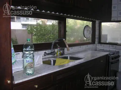 Casa 4 ambientes con 2 baños