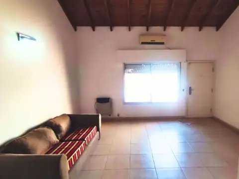 CASA EN VENTA 4 AMBIENTES CON COCHERA EN MERLO