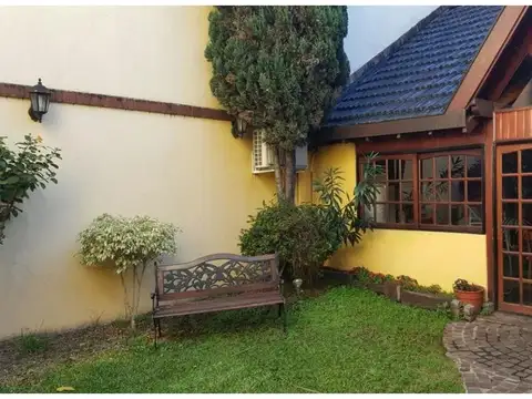 CASA DE 5/6 AMB, CON QUINCHO Y JARDIN , VILLA LURO