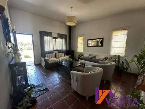 Casa 9 ambientes con 2 baños