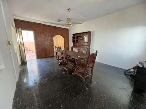 Casa en VENTA de 3 ambientes con cochera + local adelante para alquilar