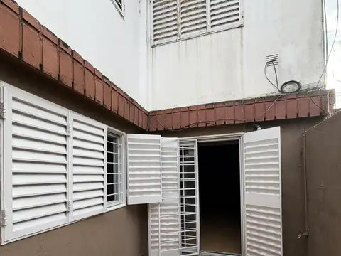 Casa de pasillo planta baja. dos patio con parrillero. Amplia