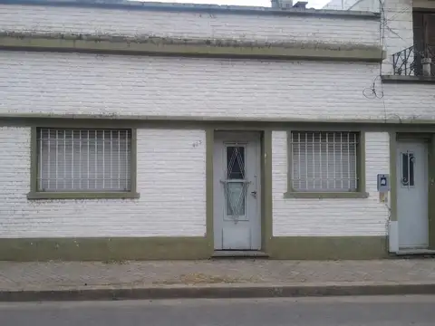 Casa, al frente a reciclar. Arroyito.