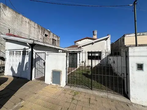 CASA EN 2 PLANTAS EN EXCELENTE UBICACION